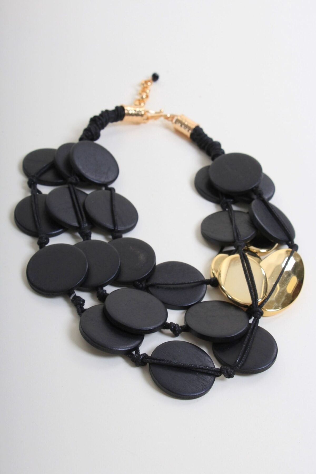 COLLANA CON ELEMENTI TONDI NERI OPACHI E INSERTI METALLICI