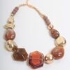 COLLANA CON ELEMENTI IRREGOLARI EFFETTO PIETRA E SFERE DORATE - Marrone, TU