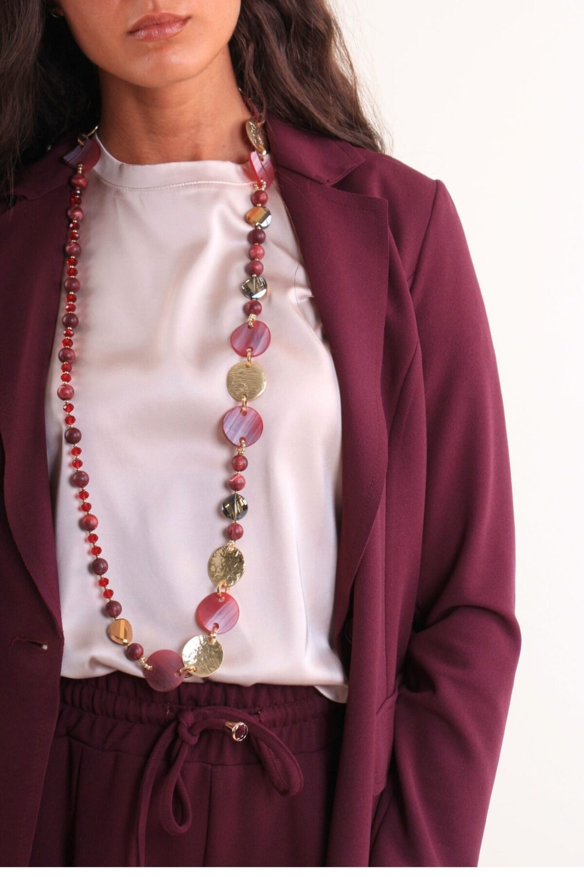 COLLANA LUNGA A CATENA CON PERLINE E DISCHI DORATI MARTELLATI