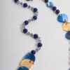 COLLANA LUNGA A CATENA CON PERLINE E DISCHI DORATI MARTELLATI - Blu, TU