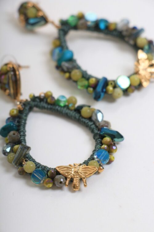 ORECCHINI PENDENTI A GOCCIA CON PERLINE E CHARM APE DORATO