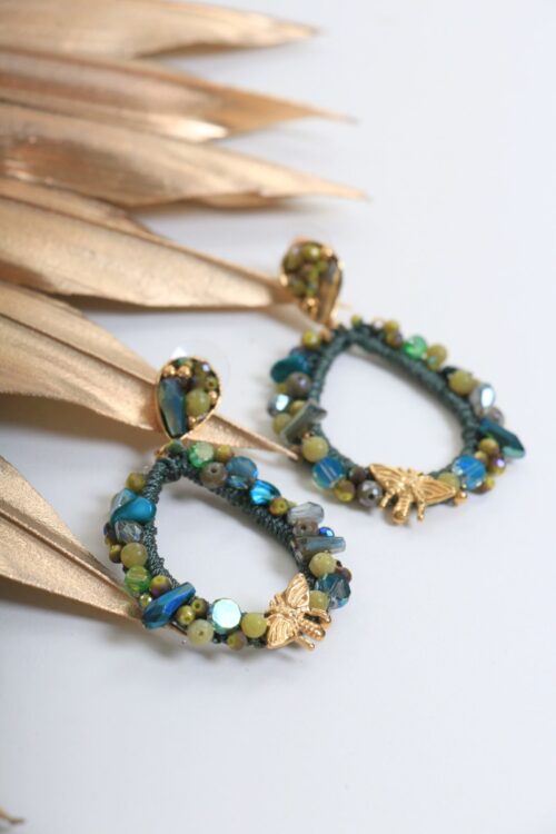 Alternative view of ORECCHINI PENDENTI A GOCCIA CON PERLINE E CHARM APE DORATO