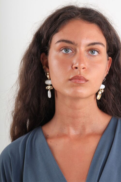 ORECCHINI PENDENTI CON ELEMENTI METALLICI E RESINA LUCIDA