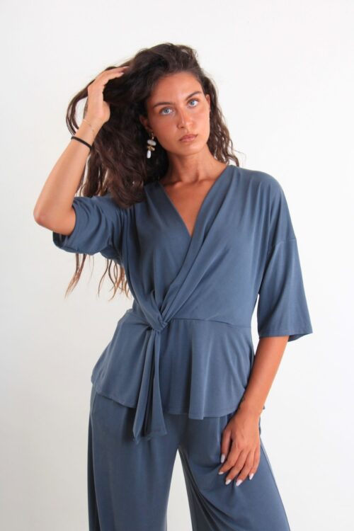 MAGLIA CON SCOLLO INCROCIATO IN MORBIDA VISCOSA