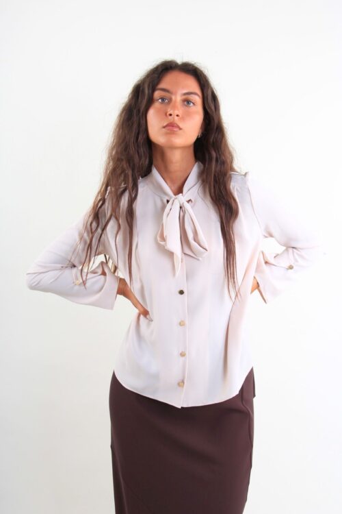 CAMICIA CON FIOCCO AL COLLO E BOTTONCINO SULLA MANICA