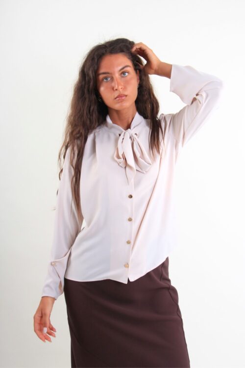 Alternative view of CAMICIA CON FIOCCO AL COLLO E BOTTONCINO SULLA MANICA