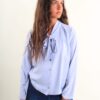 CAMICIA CON FIOCCO AL COLLO E BOTTONCINO SULLA MANICA - Azzurro polvere, L