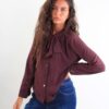 CAMICIA CON FIOCCO AL COLLO E BOTTONCINO SULLA MANICA - Bordeaux, L