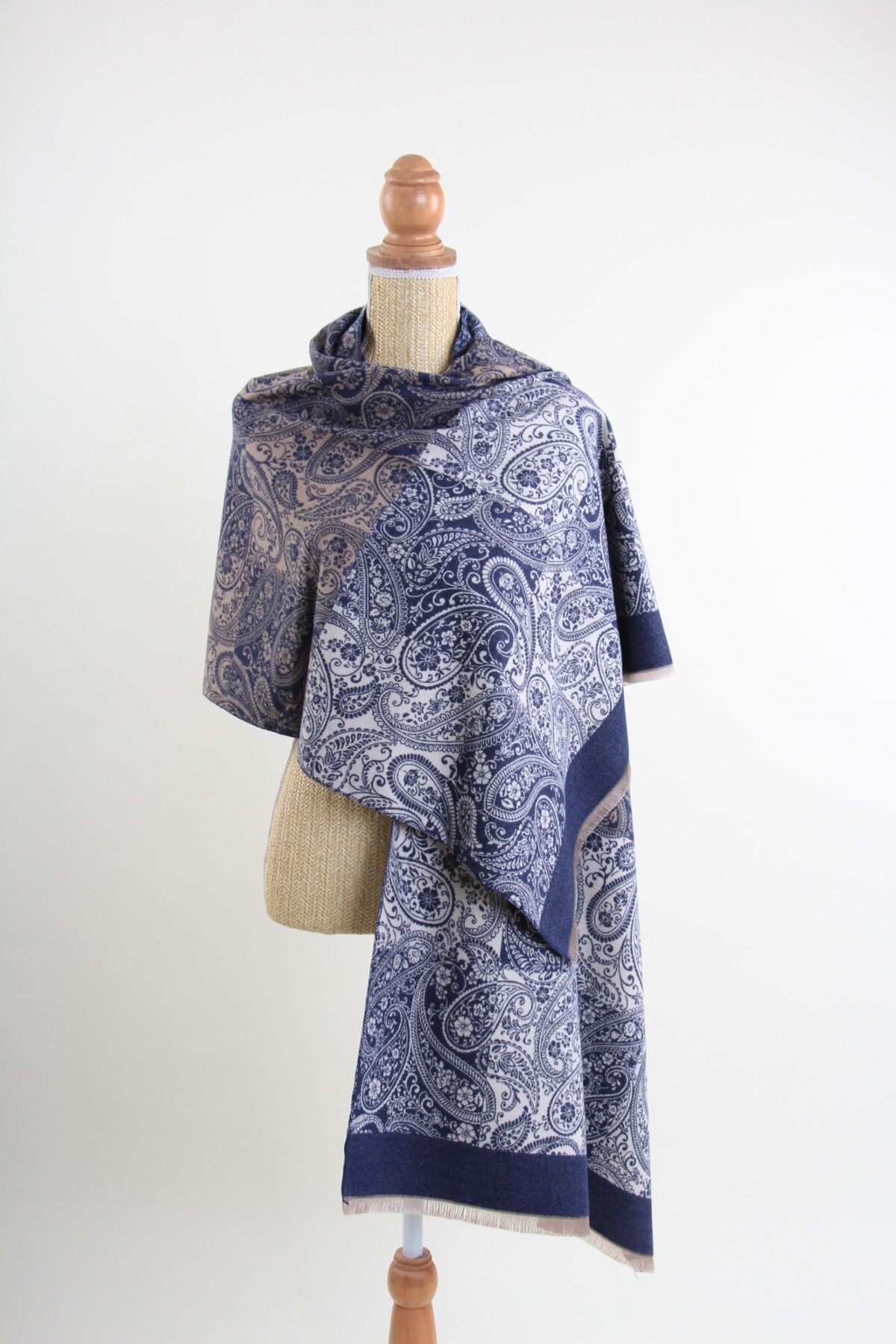 STOLA CON MOTIVO PAISLEY