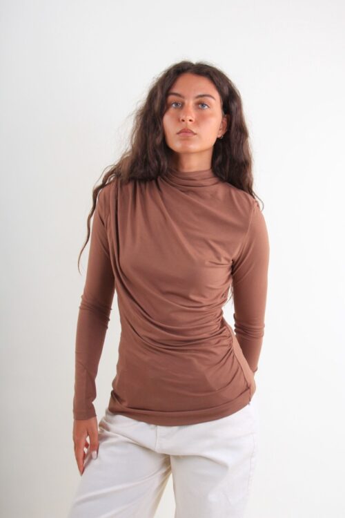 MAGLIA A MANICHE LUNGHE ADERENTE CON DRAPPEGGIO