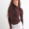 MAGLIA A MANICHE LUNGHE ADERENTE CON DRAPPEGGIO - Dark Brown, TU