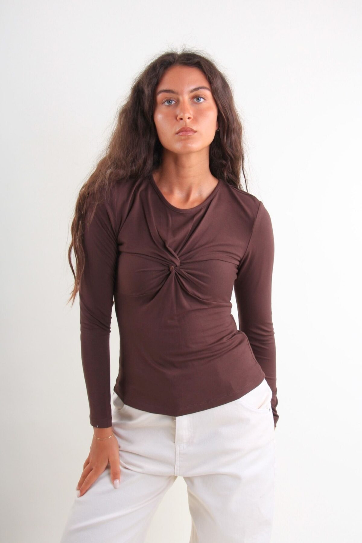 MAGLIA A MANICHE LUNGHE ADERENTE CON NODO FRONTALE
