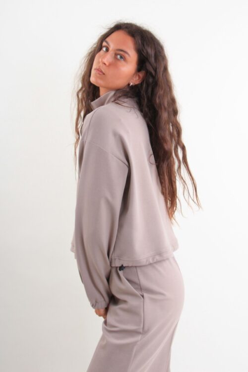 Alternative view of FELPA CORTA CON ZIP E TASCA A MARSUPIO