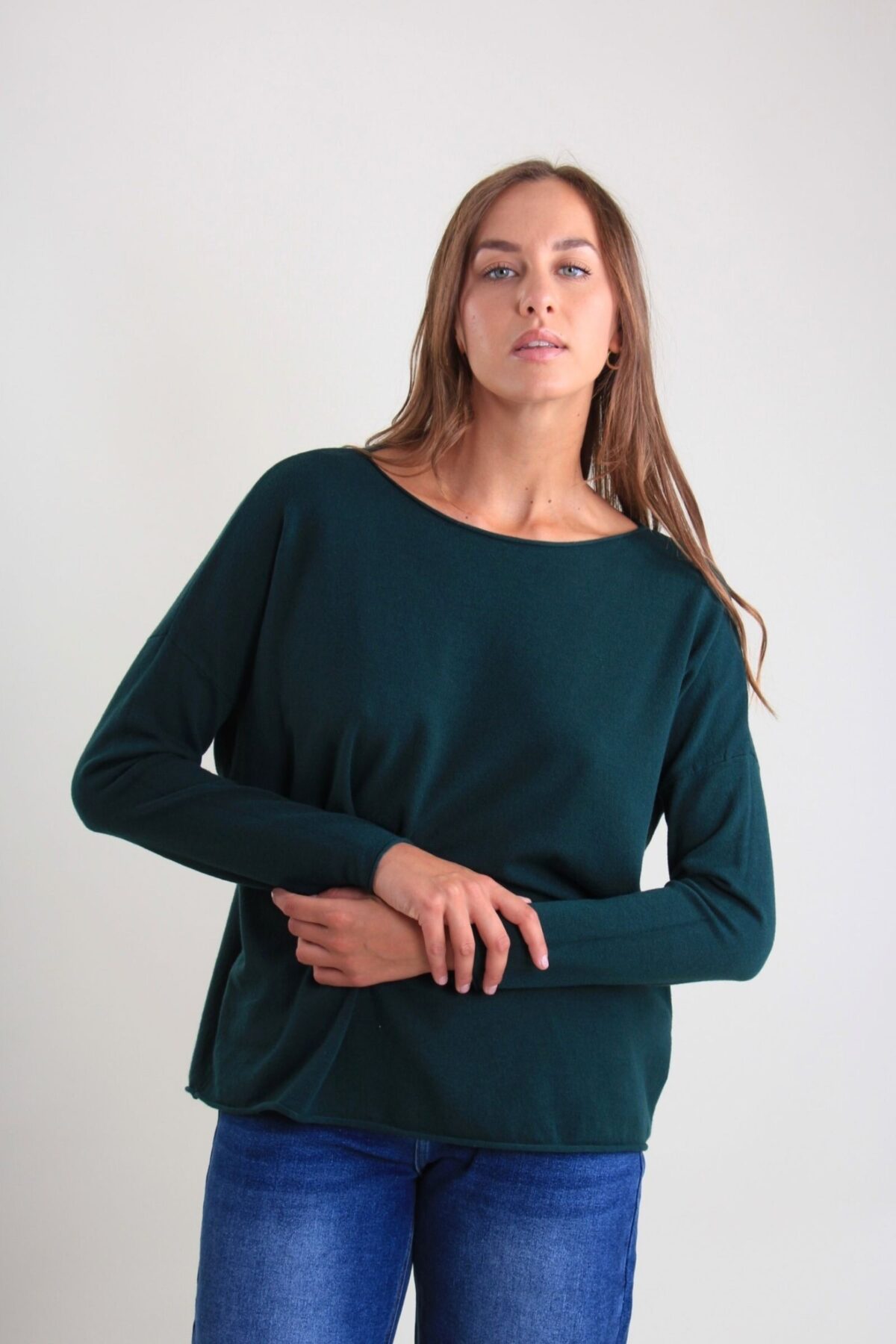 MAGLIA A MANICHE LUNGHE CON ORLO STONDATO
