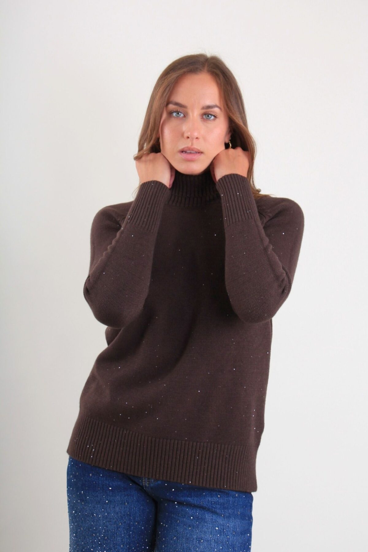 MAGLIA CON COLLO ALTO MORBIDO E DETTAGLI LUMINOSI
