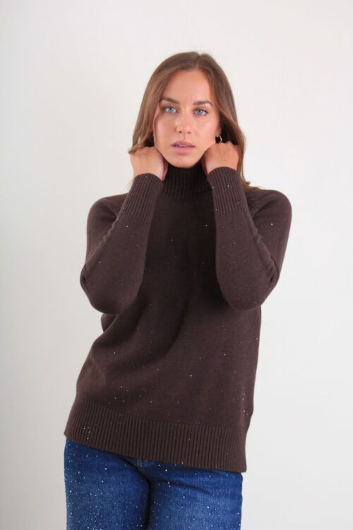 MAGLIA CON COLLO ALTO MORBIDO E DETTAGLI LUMINOSI