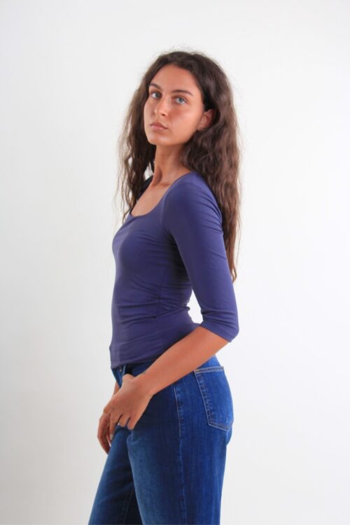 Alternative view of MAGLIA A MANICA 3/4 CON SCOLLO QUADRATO