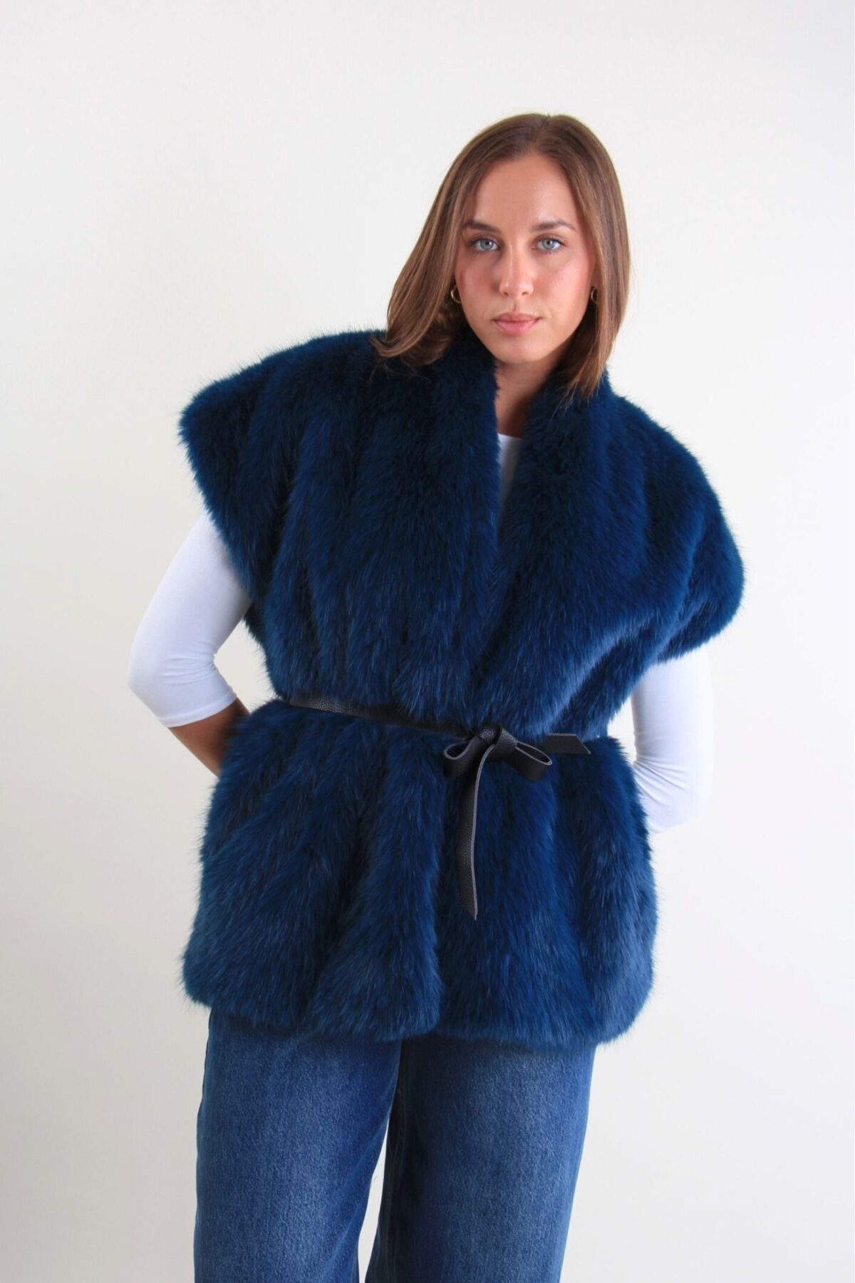 GILET IN ECO-PELLICCIA CON CINTURA