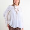 CAMICIA CON FIOCCO AL COLLO E MANICHE CON ARRICCIATURE - Panna, TU