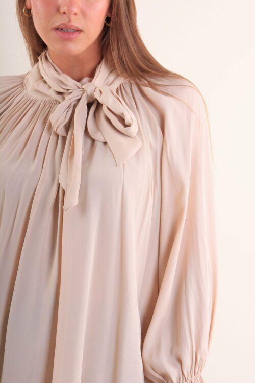 Alternative view of CAMICIA CON FIOCCO AL COLLO E MANICHE CON ARRICCIATURE