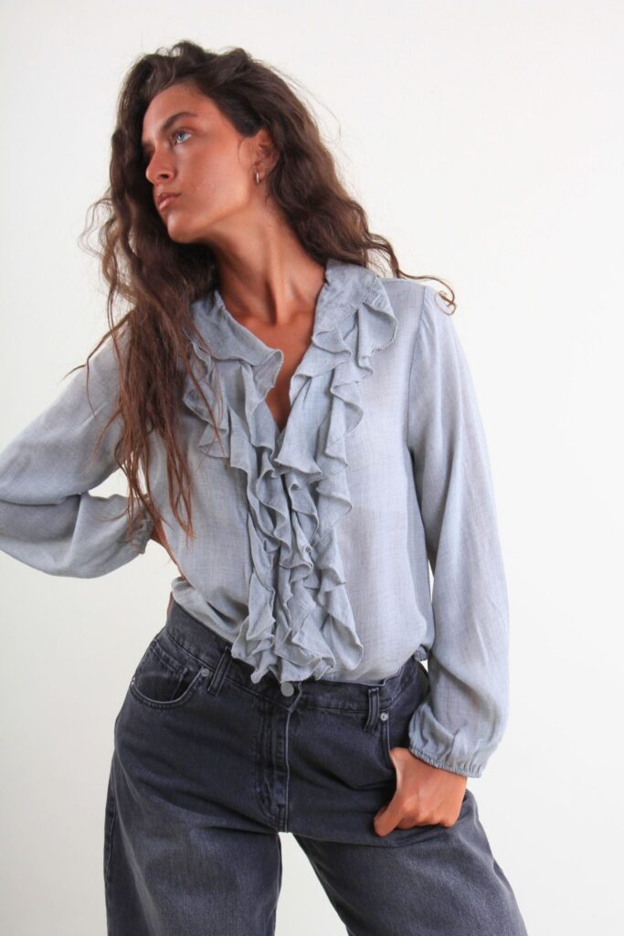 LIGHT BLOUSE WITH RUFFLES 