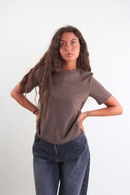 T-SHIRT STRUTTURATA CON CUCITURA CENTRALE