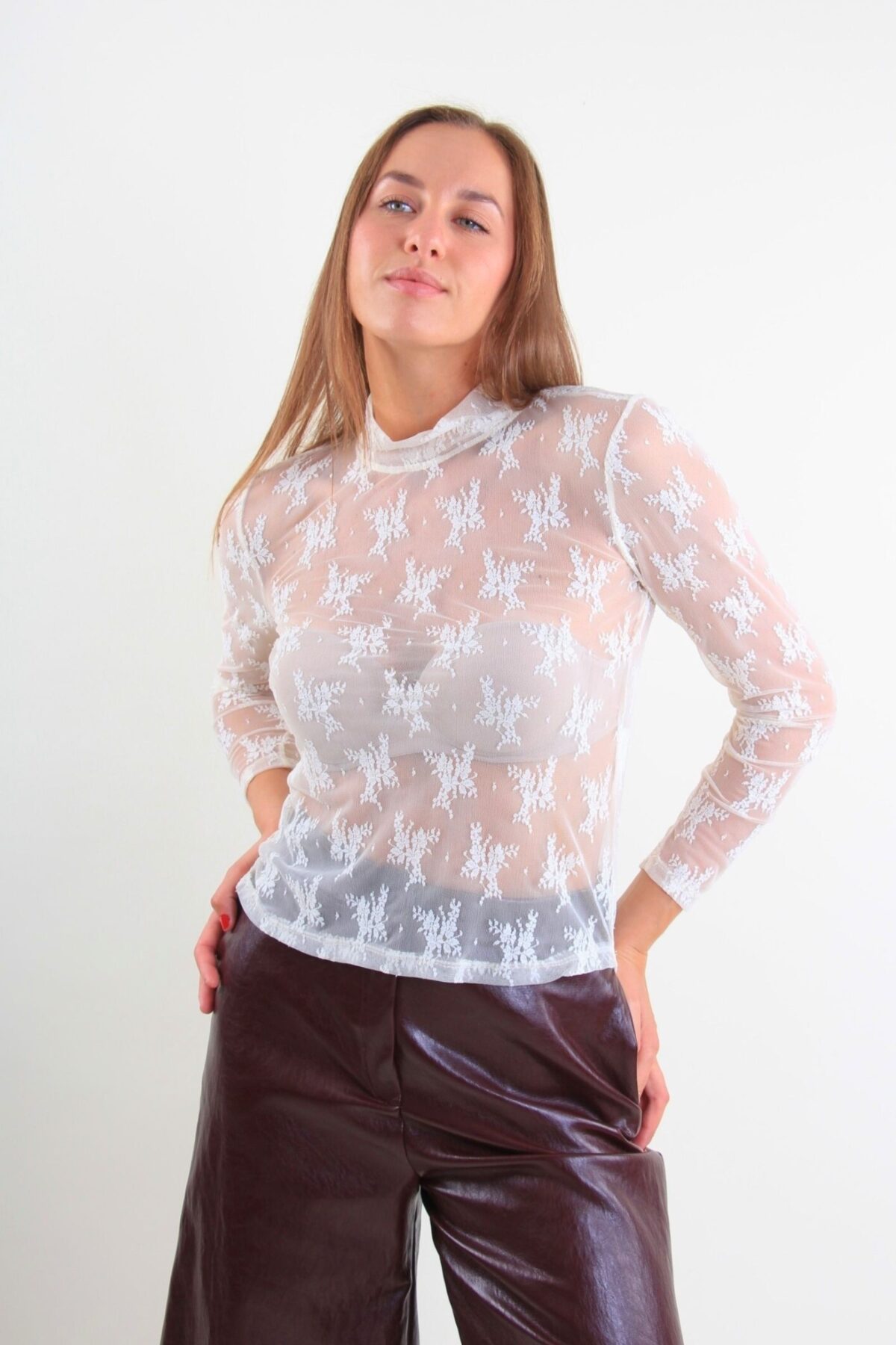 MAGLIA IN PIZZO A COLLO ALTO TRASPARENTE A MANICHE LUNGHE