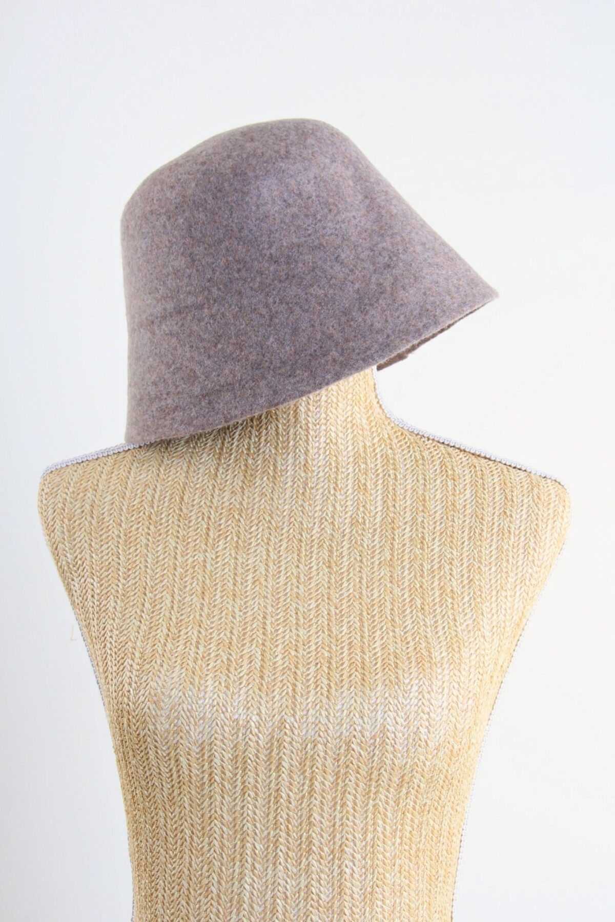 CAPPELLO A SECCHIELLO IN LANA BOUCLE'