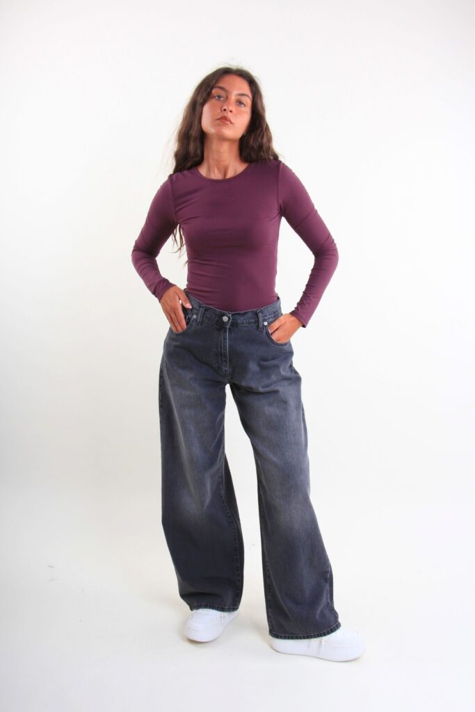 HIGH-WAIST STRAIGHT FIT JEANS 
