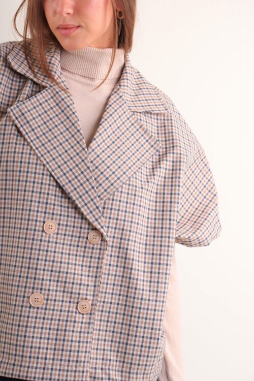 Alternative view of TRENCH CROP SENZA MANICHE CON MOTIVO A QUADRI