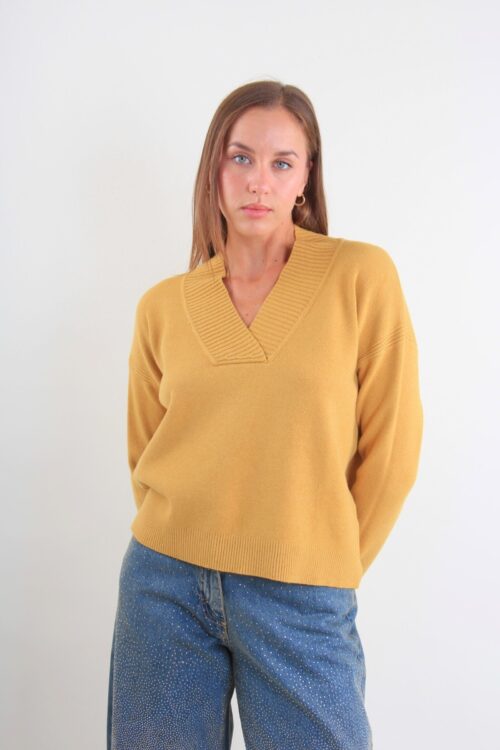 MAGLIONE CON SCOLLO A V E FINITURE A COSTE