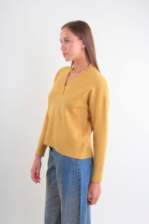 Alternative view of MAGLIONE CON SCOLLO A V E FINITURE A COSTE