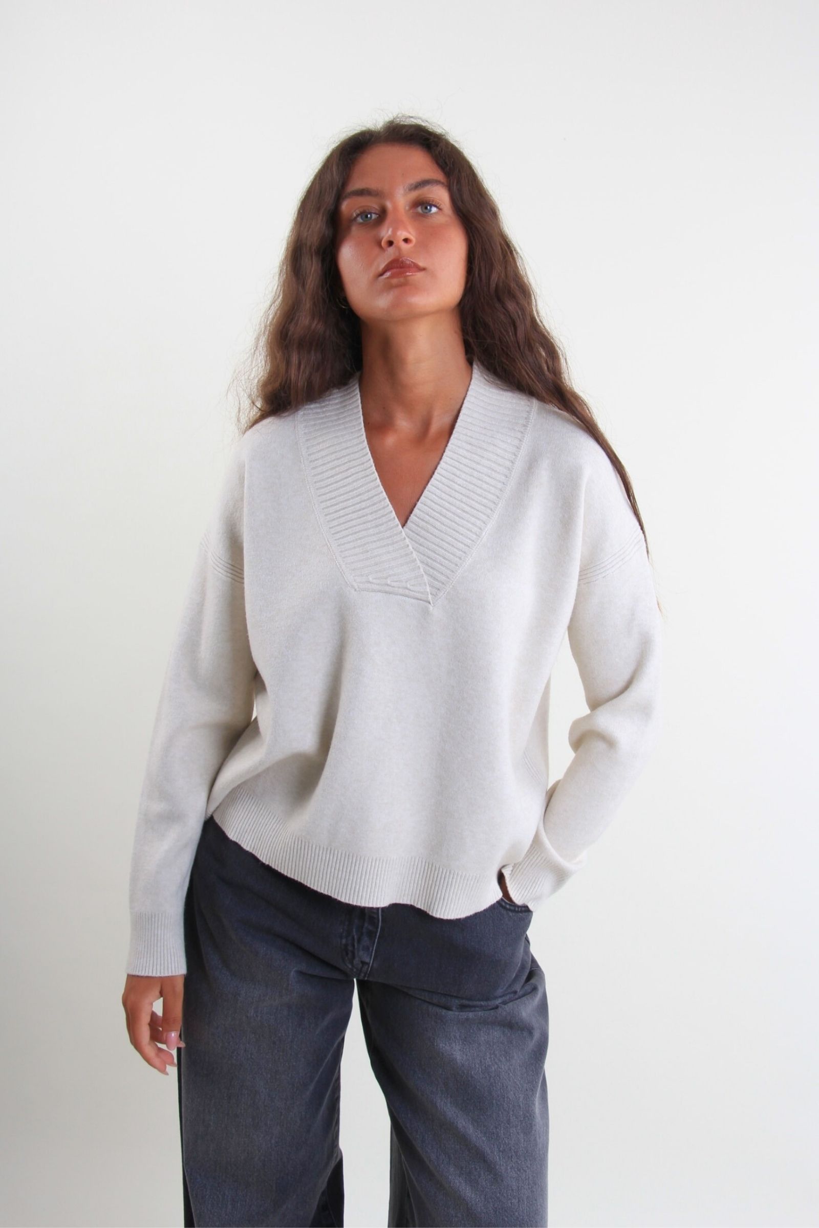 M25209-90_GESSO MAGLIONE CON SCOLLO A V E FINITURE A COSTE - Γύψος, TU