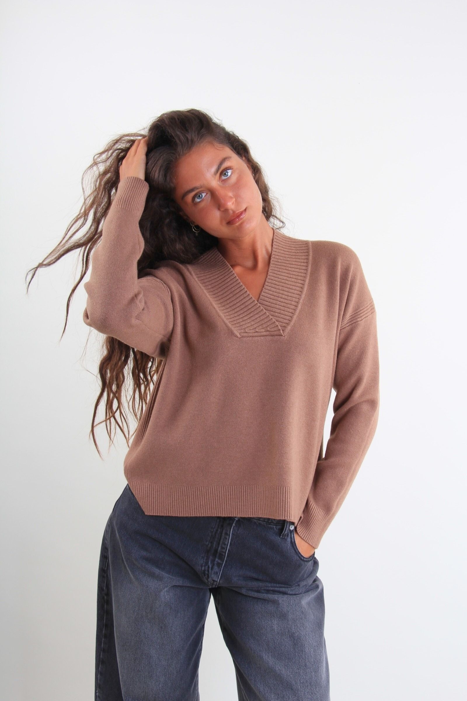 M25209-90_MOKA MAGLIONE CON SCOLLO A V E FINITURE A COSTE - Μόκα, TU