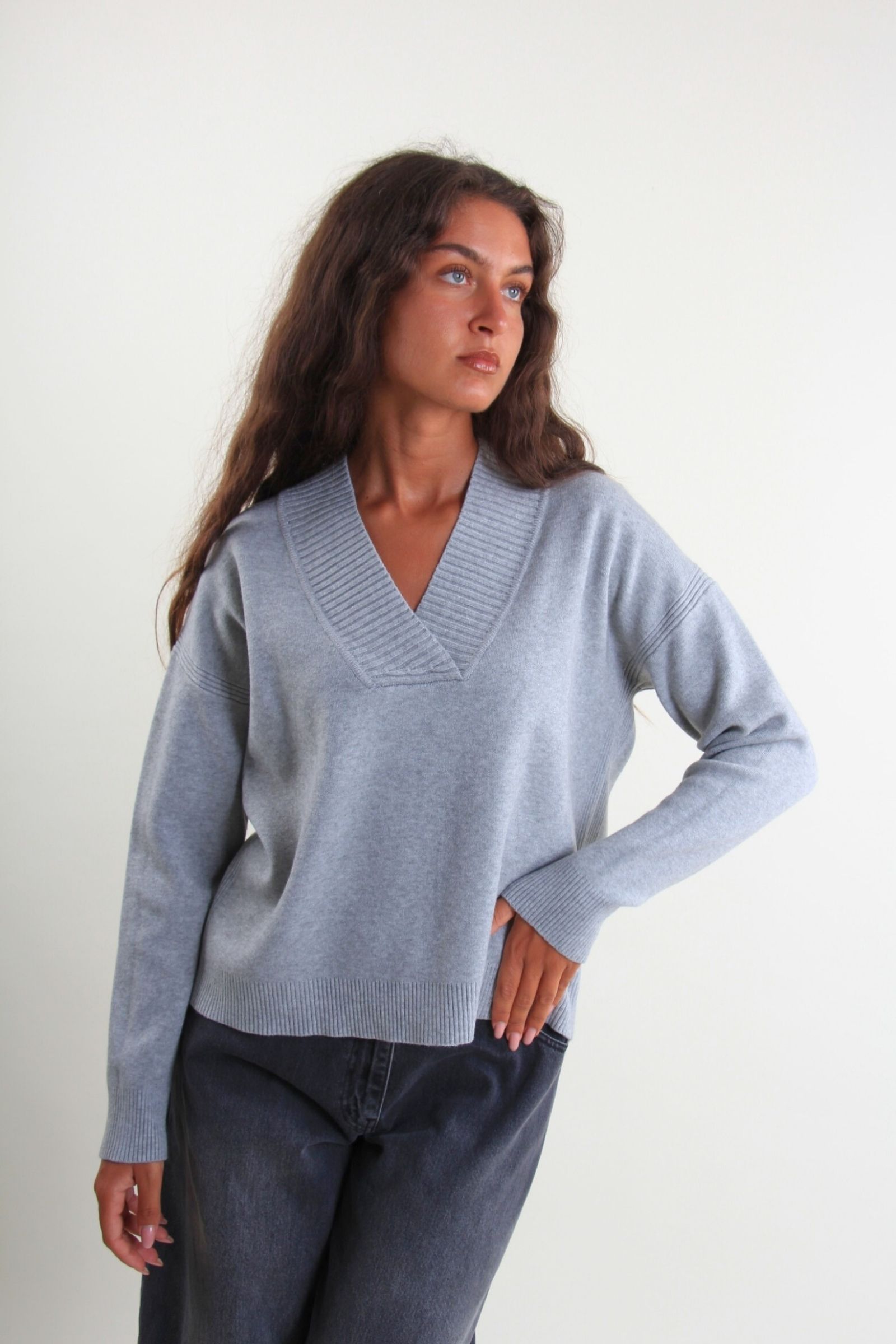 M25209-90_PERLA MAGLIONE CON SCOLLO A V E FINITURE A COSTE - Μαργαριτάρι, TU