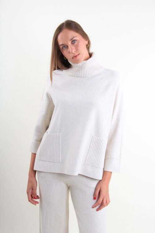 MAGLIA A COLLO ALTO CON TASCHE FRONTALI E MANICHE A 3/4
