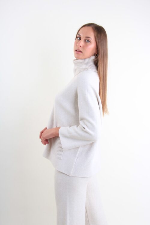 Alternative view of MAGLIA A COLLO ALTO CON TASCHE FRONTALI E MANICHE A 3/4