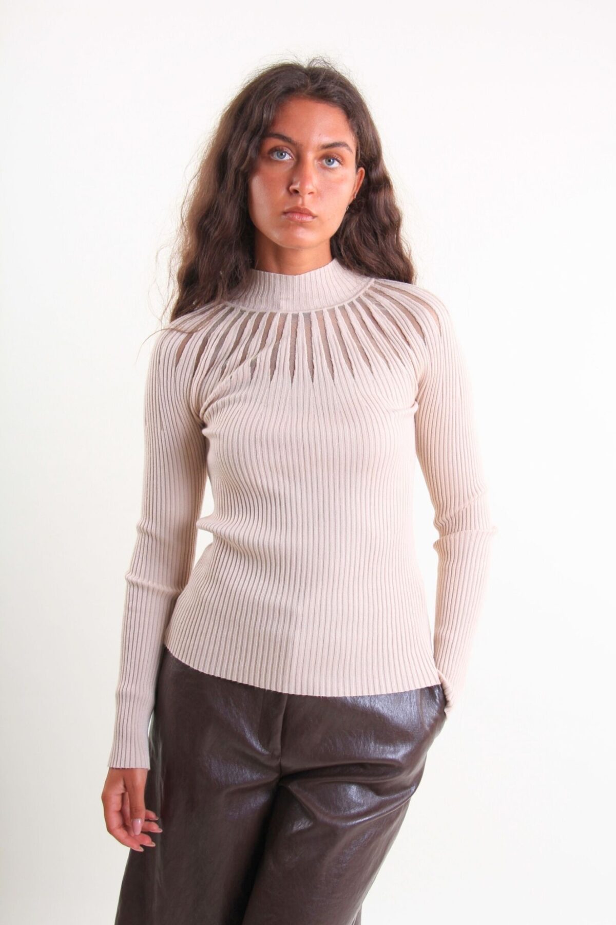 MAGLIA A COSTE CON COLLO ALTO E TRASPARENZE
