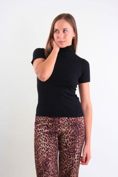 MAGLIA A MANICHE CORTE CON COLLO ALTO