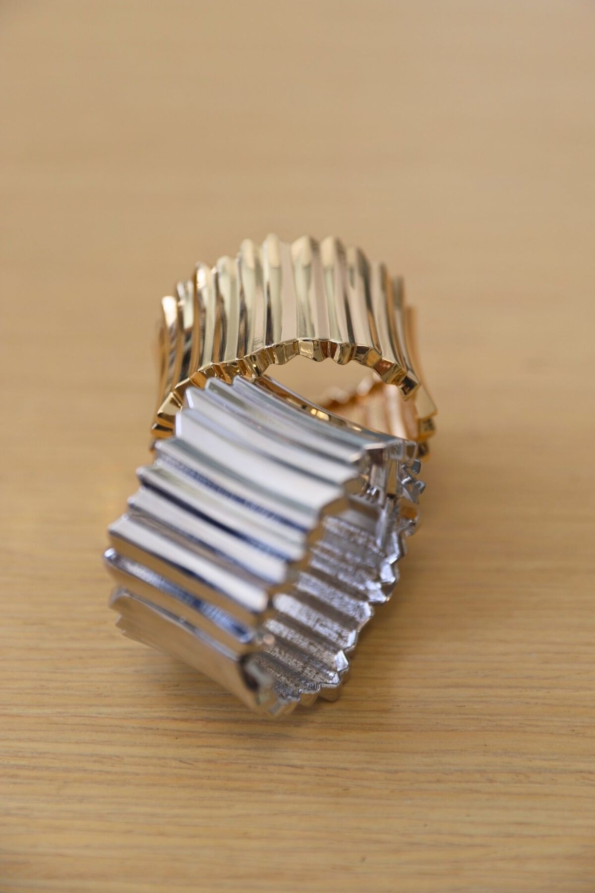 BRACCIALE RIGIDO CON DESIGN GEOMETRICO