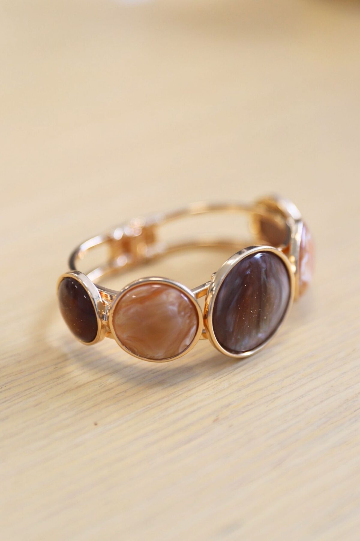 BRIACCIALE CON PIETRE CIRCOLARI EFFETTO MARMO