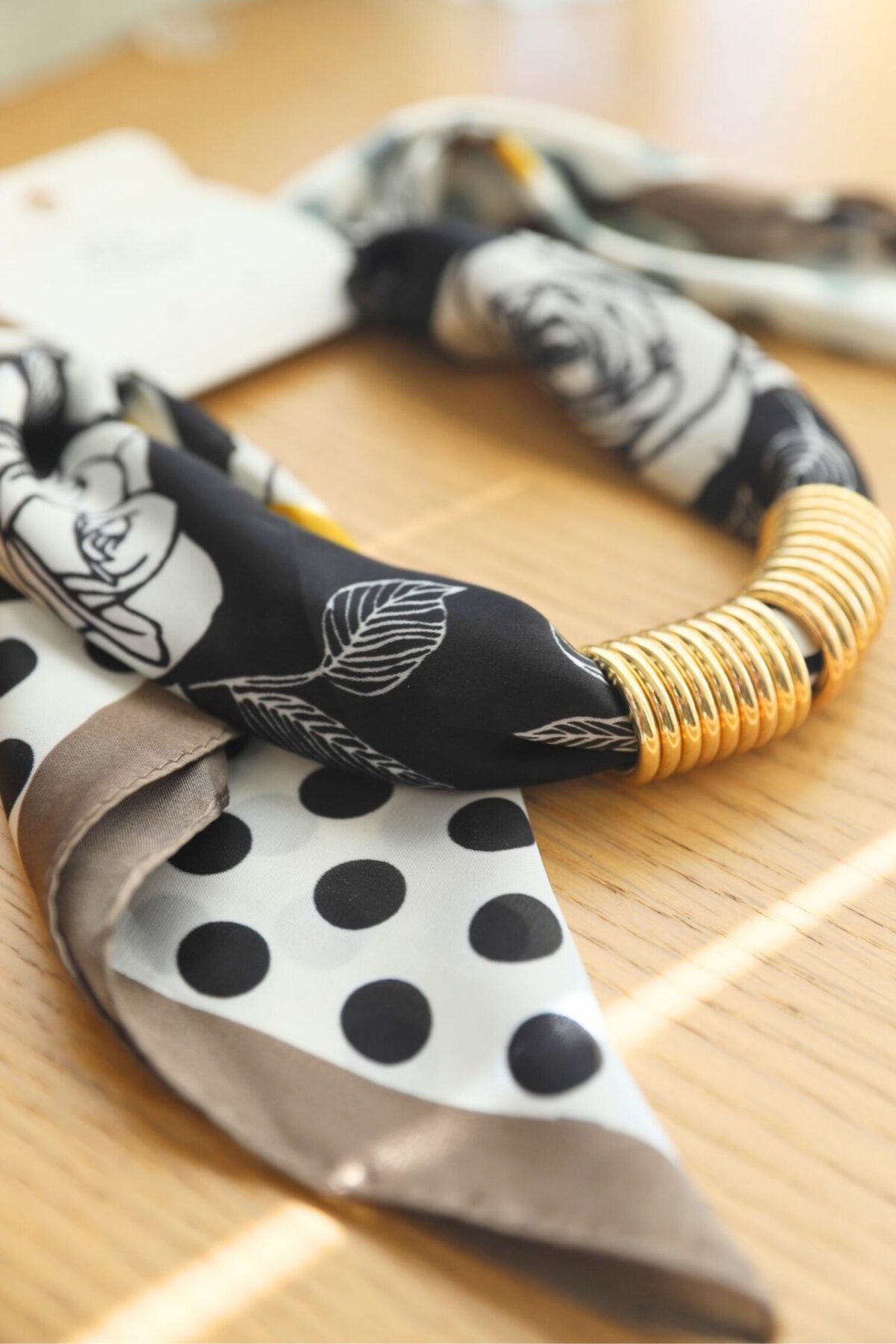 COLLANA FOULARD CON ANELLI DORATI
