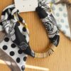 COLLANA FOULARD CON ANELLI DORATI - Nero, TU