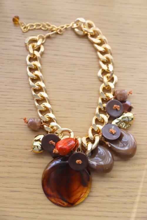 Alternative view of COLLANA MAXI CON CIONDOLI IN RESINA E CATENA DORATA