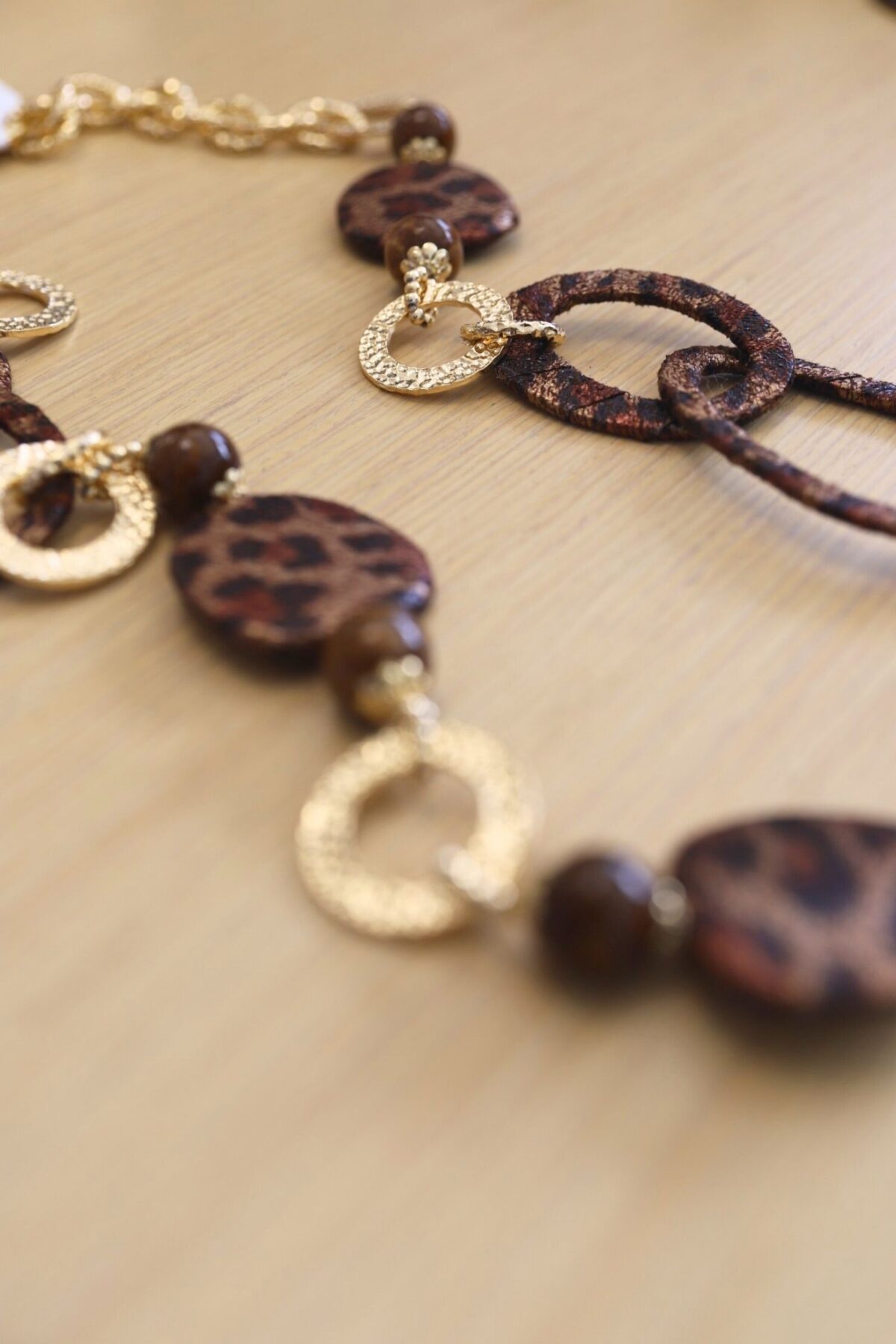 COLLANA LUNGA CON DETTAGLI ANIMALIER E ANELLI DORATI