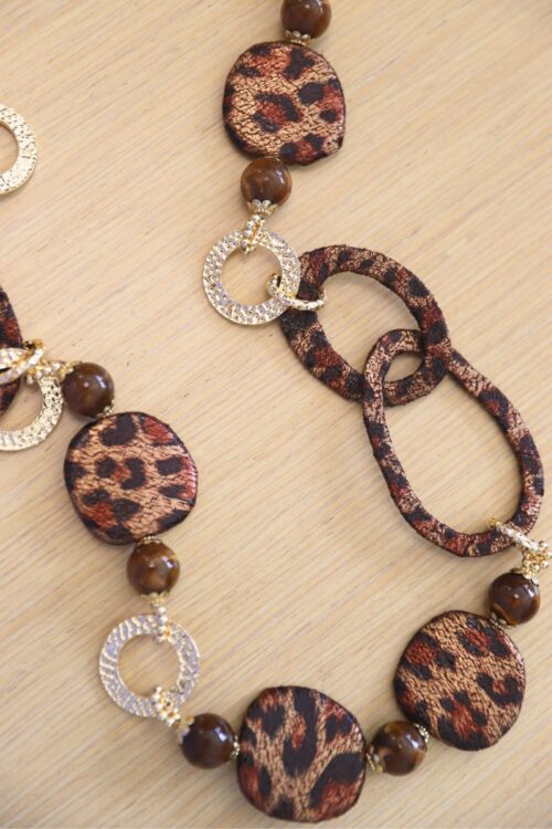 Alternative view of COLLANA LUNGA CON DETTAGLI ANIMALIER E ANELLI DORATI