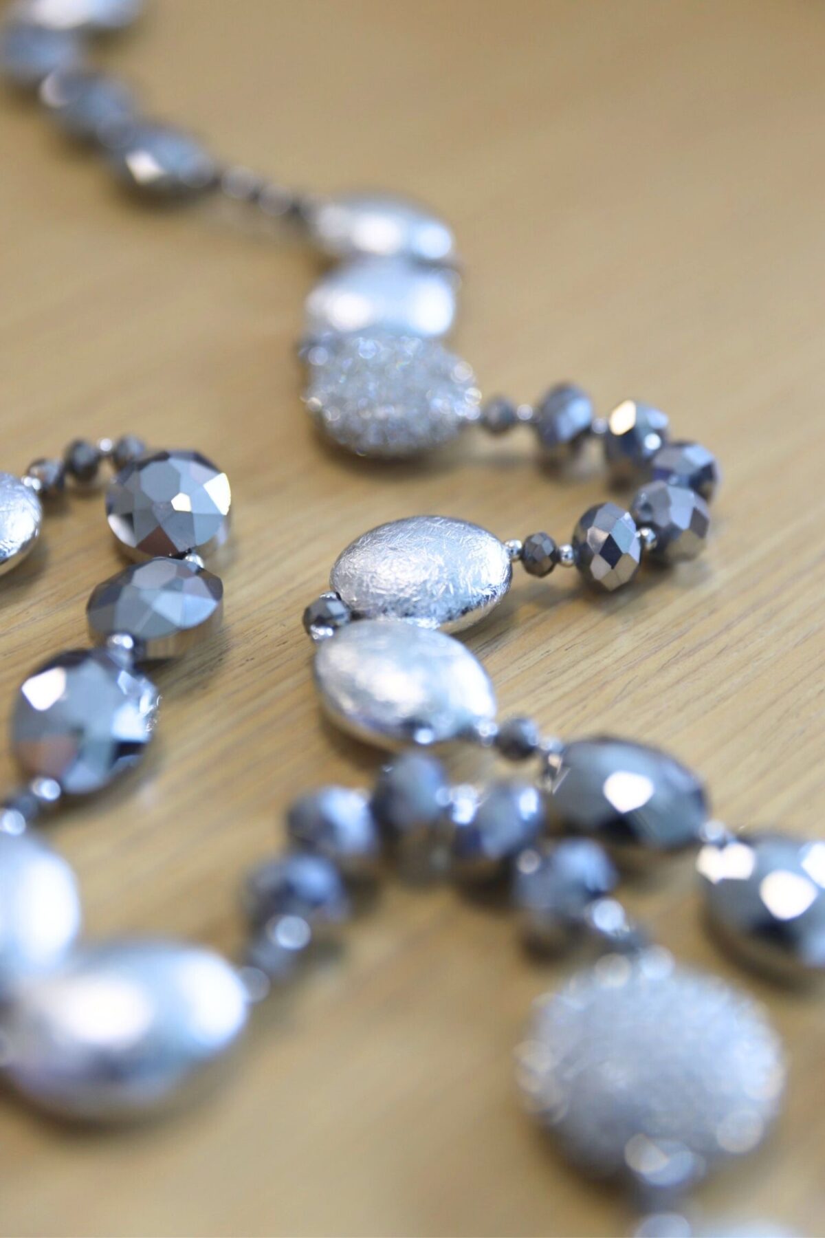 COLLANA LUNGA CON SFERE E CRISTALLI