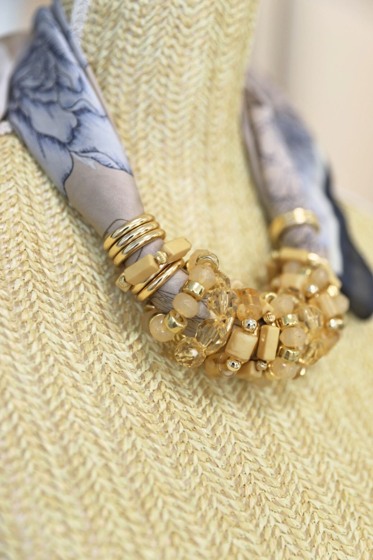 COLLANA FOULARD CON PERLINE E PIETRE