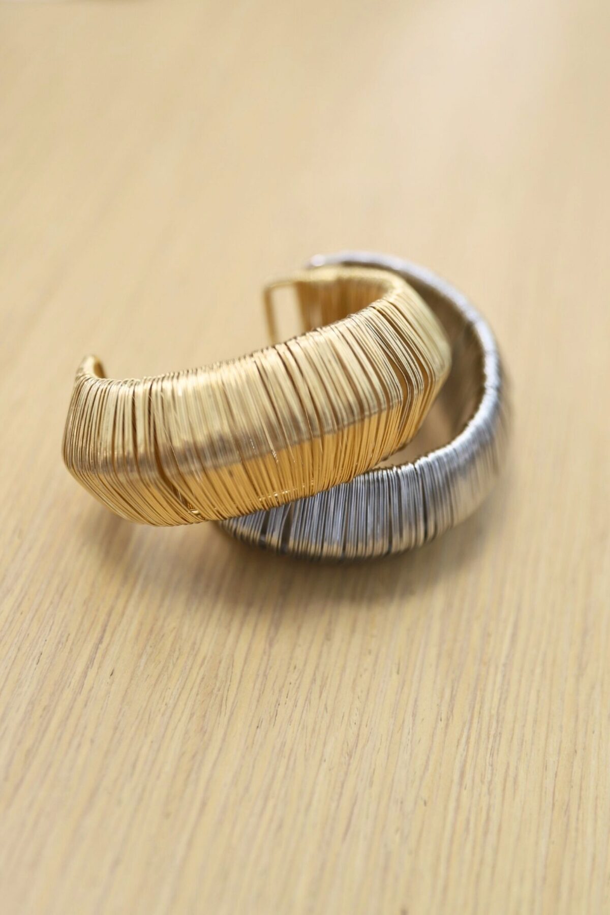 BRACCIALE CON FILI METALLICI