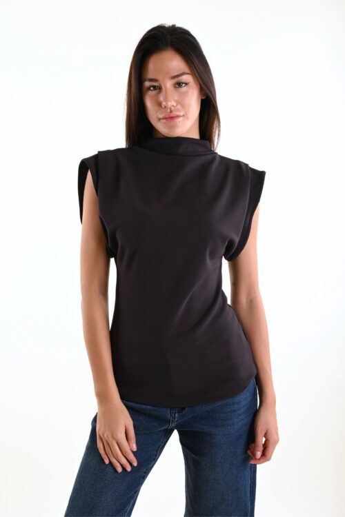 TOP CON MANICHE AD ALETTA